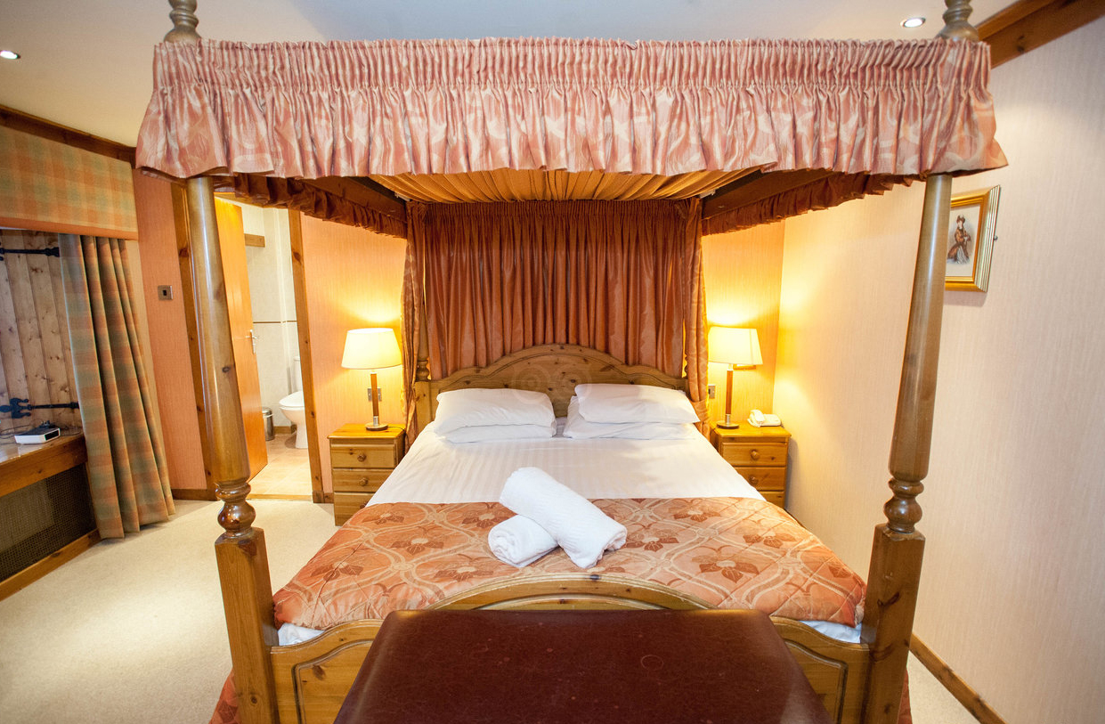 four-poster-room--v10466224.jpg